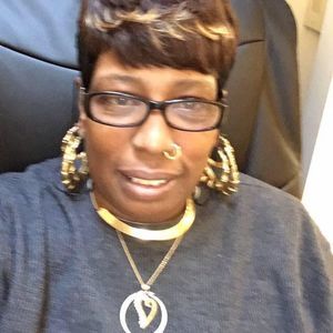 Meet your Posher, Dee dee